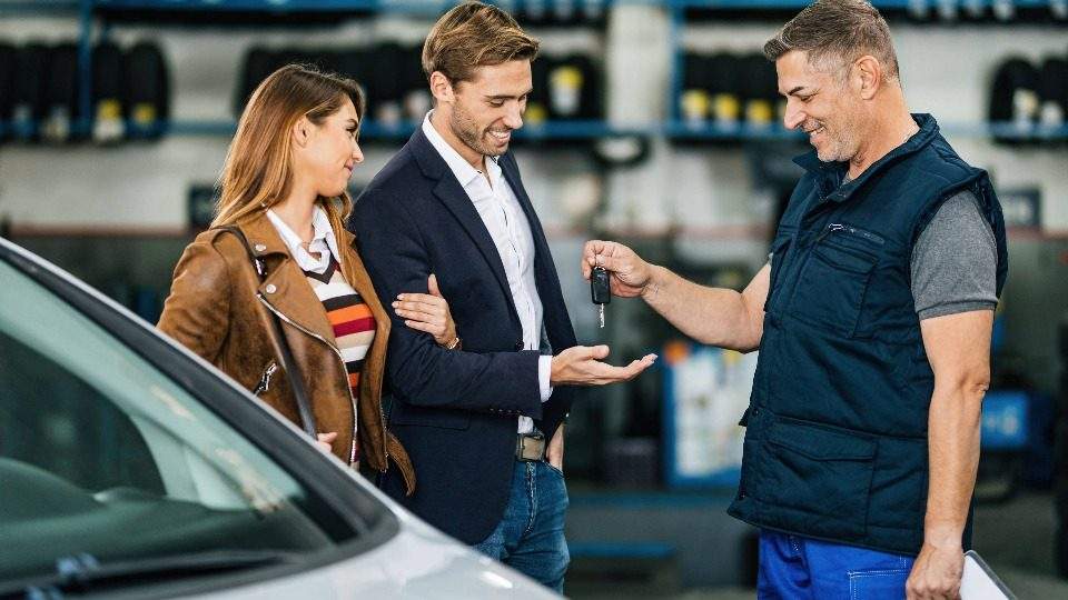 Autoankauf Wiehl nimmt das Fahrzeug eines Paares entgegen